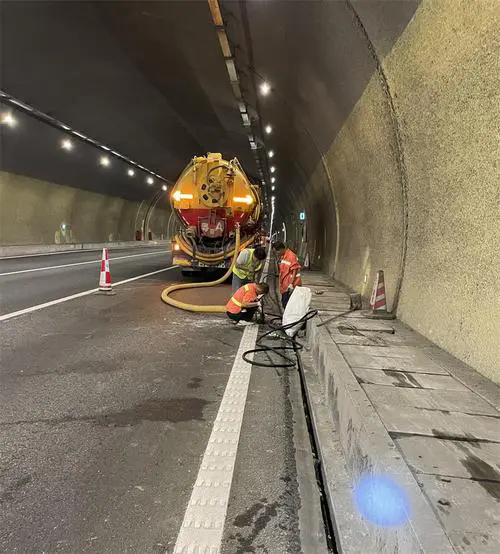 江阳隧道排水渠清淤